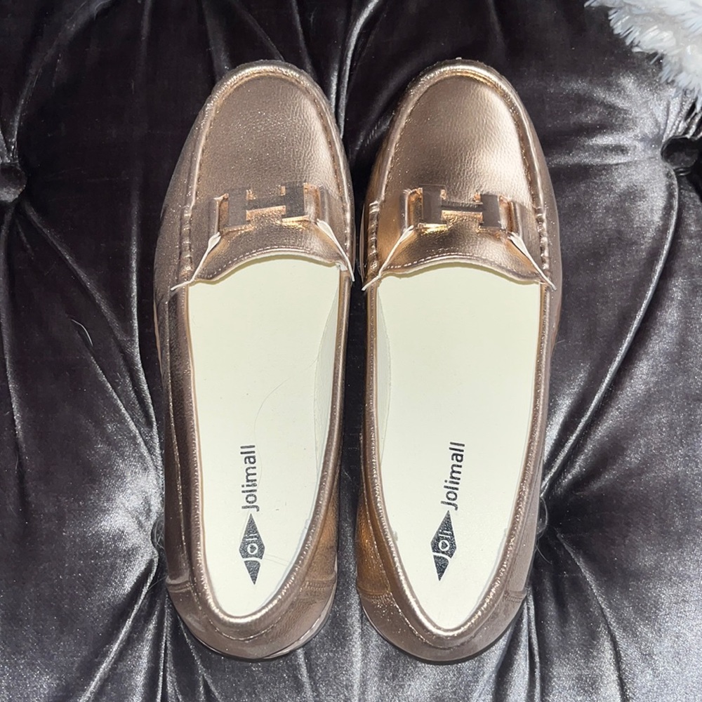 Never been worn size 9 women’s rose gold loafers, with “H”buckle